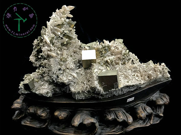 黃鐵礦+水晶（日本律雙晶），43x34x22cm-湖北大冶